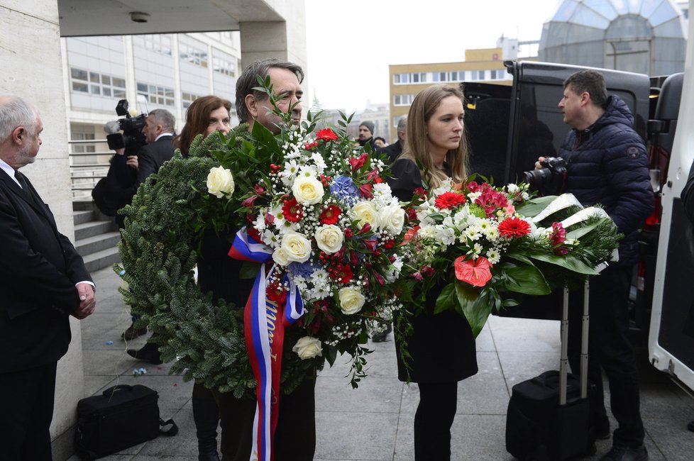 Herci ze Slovenského národního divadla nesli smuteční věnce ven z divadla.