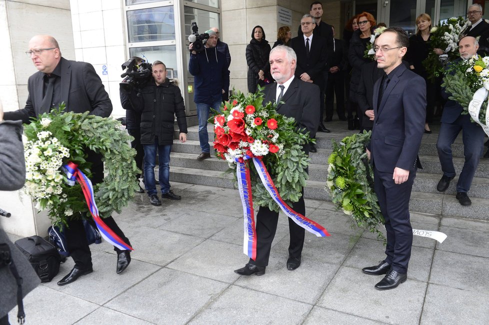 Herci ze Slovenského národního divadla nesli smuteční věnce ven z divadla.