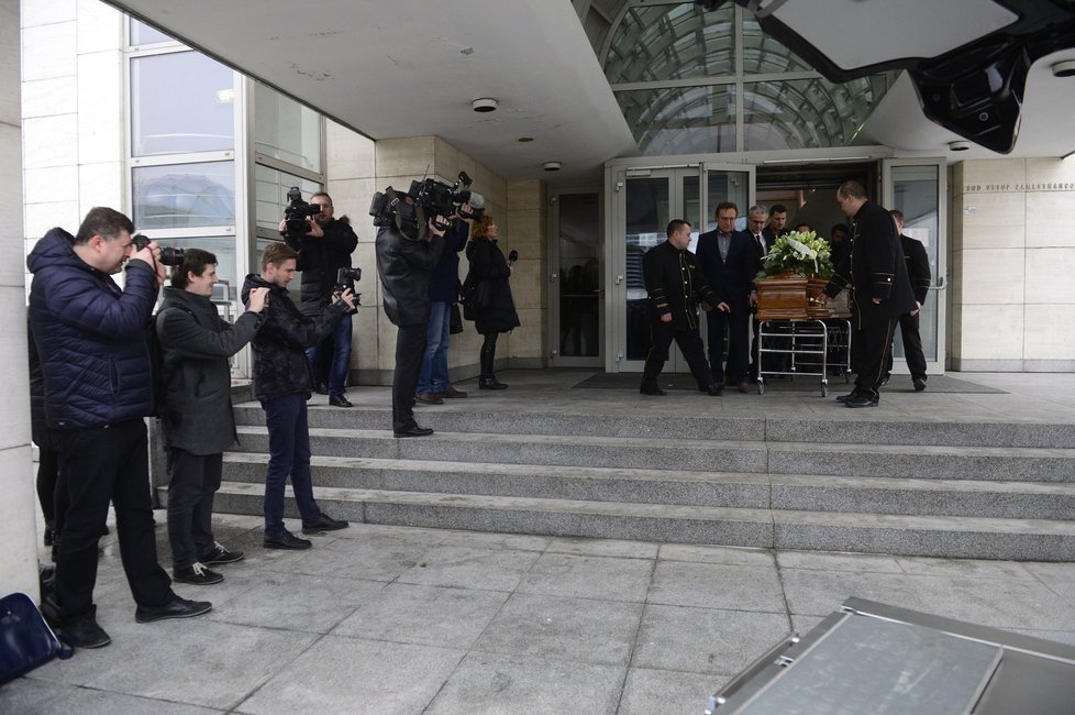 Pánové vynesli rakev s ostatky Mariána Labudy a opatrně ji dali do auta.