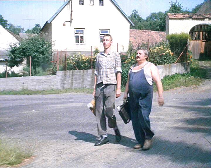 1985 - Pávek s Otíkem na cestě do práce vybaveni aktovkami a legendárními termoskami.