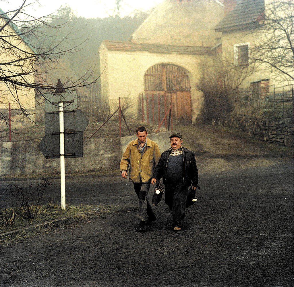 1985 - Pávek s Otíkem na cestě do práce vybaveni aktovkami a legendárními termoskami.