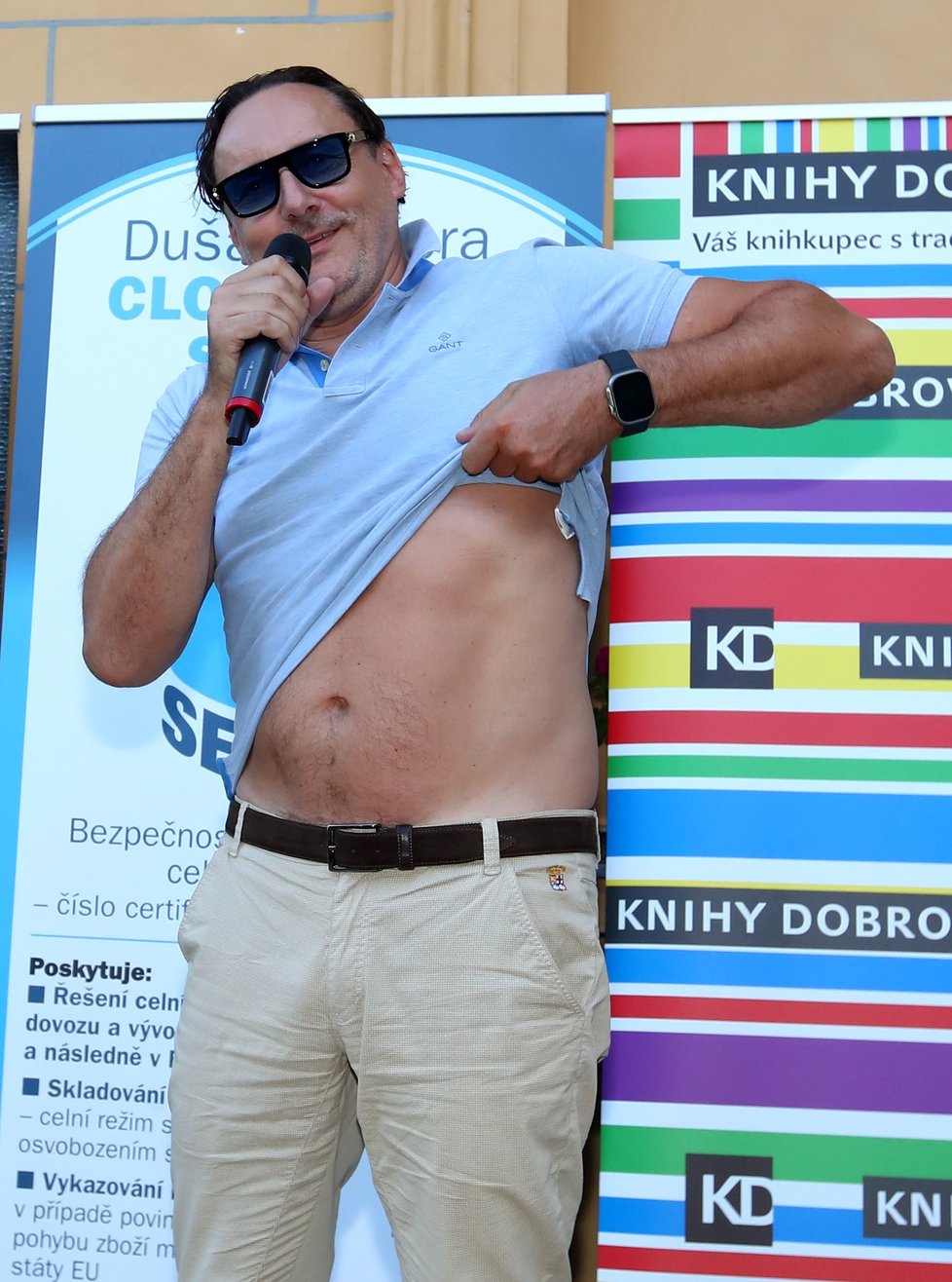 Marián Vojtko ukazoval hostům své břicho.