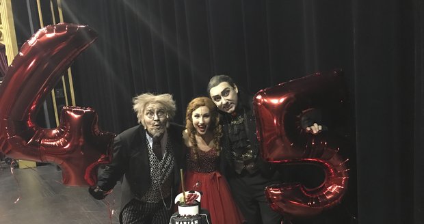 S Pavlem Vítkem a Natálkou Grossovou u narozeninového dortu.