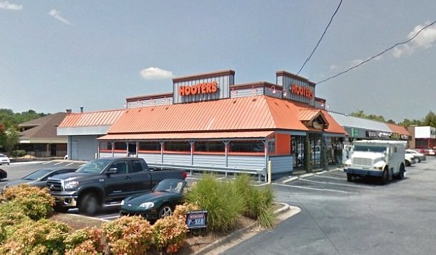 Hooters v Georgii je Donovým oblíbeným podnikem.