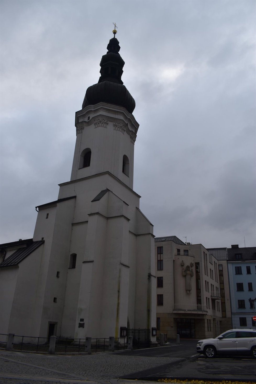 Kostel sv. Václava dnes. V pozadí ostravsko-opavská diecéze, dříve škola, kam Mariana chodila.