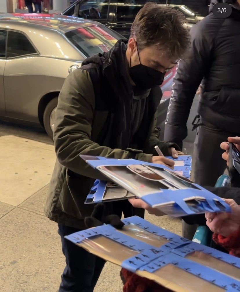 Takhle se v New Yorku Daniel podepisoval fanouškům.