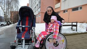 Z Marianky Vaněčkové je školačka, jezdí na vozíčku a kočárek již nepotřebuje.