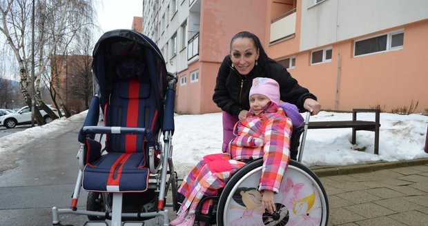 Z Marianky Vaněčkové je školačka, jezdí na vozíčku a kočárek již nepotřebuje.