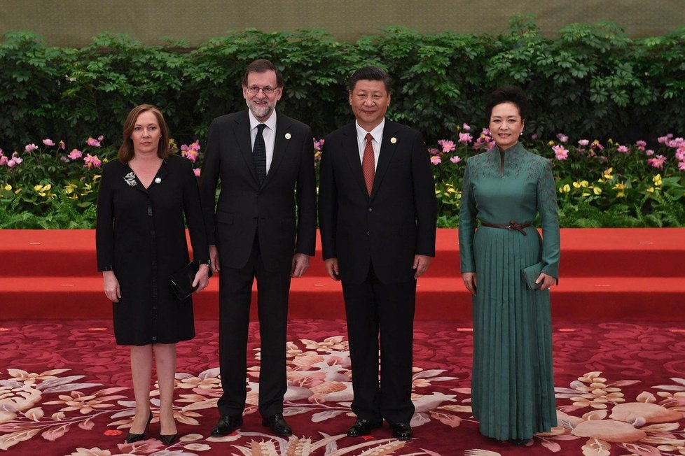 Španělský premiér Mariano Rajoy s manželkou Elvirou a čínským prezidentem Si Ťin-pchingem