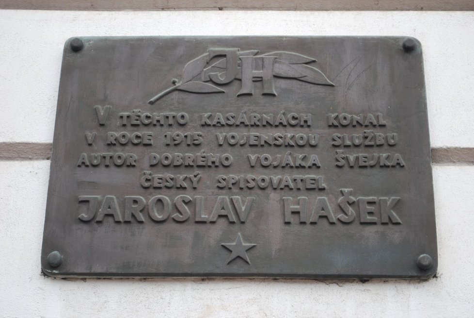 V Mariánských kasárnách za I. světové války vojákoval i Jaroslav Hašek. Dodnes má na budově pamětní desku.