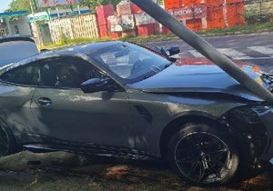 Řidič (33) luxusního auta havaroval v Mariánských Lázních. (22. června 2022)
