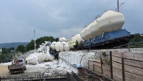 Část vagonů z vlaku, který v neděli odpoledne (28. 7. 2019) vykolejil u Mariánských Lázní, se podařilo v noci na úterý odstranit z kolejí.