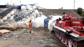 Část vagonů z vlaku, který v neděli odpoledne (28. 7. 2019) vykolejil u Mariánských Lázní, se podařilo v noci na úterý odstranit z kolejí.