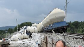 Část vagonů z vlaku, který v neděli odpoledne (28. 7. 2019) vykolejil u Mariánských Lázní, se podařilo v noci na úterý odstranit z kolejí.