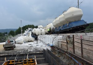 Část vagonů z vlaku, který v neděli odpoledne (28. 7. 2019) vykolejil u Mariánských Lázní, se podařilo v noci na úterý odstranit z kolejí.