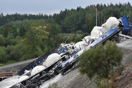 Hasiči již odstranili všechny vagony havarovaného vlaku u Mariánských Lázní.