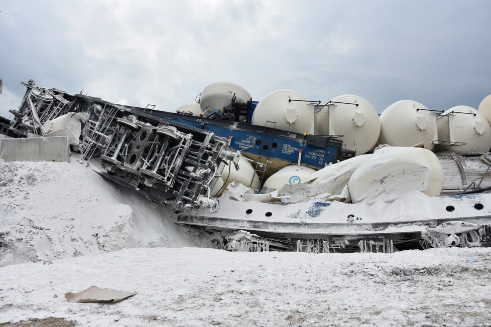 Část vagonů z vlaku, který v neděli odpoledne (28. 7. 2019) vykolejil u Mariánských Lázní, se podařilo v noci na úterý odstranit z kolejí.