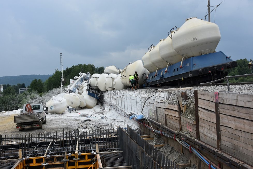 Část vagonů z vlaku, který v neděli odpoledne (28. 7. 2019) vykolejil u Mariánských Lázní, se podařilo v noci na úterý odstranit z kolejí.