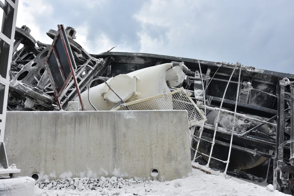 Část vagonů z vlaku, který v neděli odpoledne (28. 7. 2019) vykolejil u Mariánských Lázní, se podařilo v noci na úterý odstranit z kolejí.