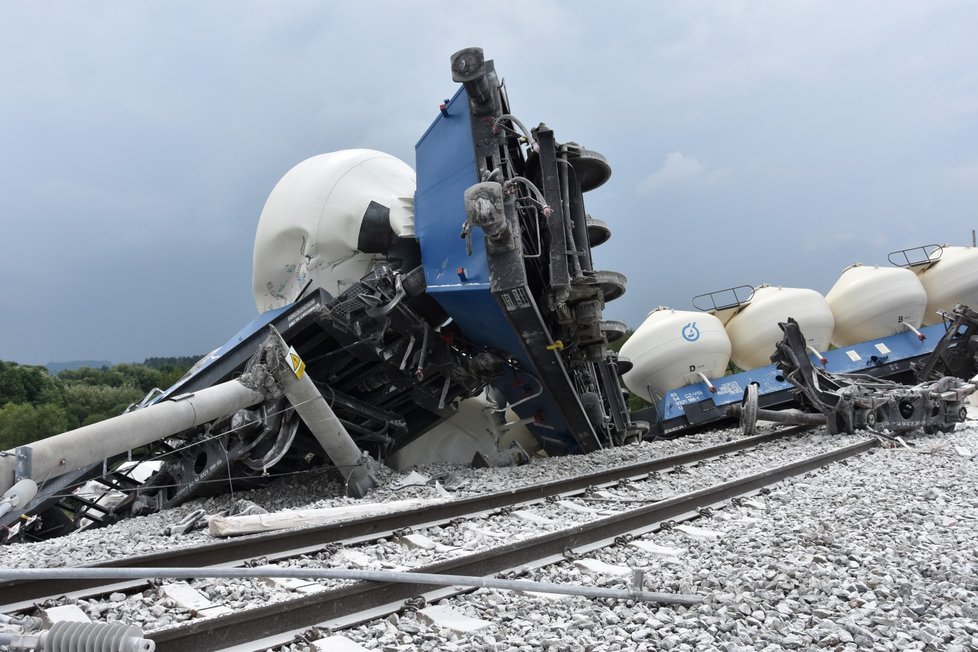 Část vagonů z vlaku, který v neděli odpoledne (28.7.2019) vykolejil u Mariánských Lázní, se podařilo v noci na úterý odstranit z kolejí.