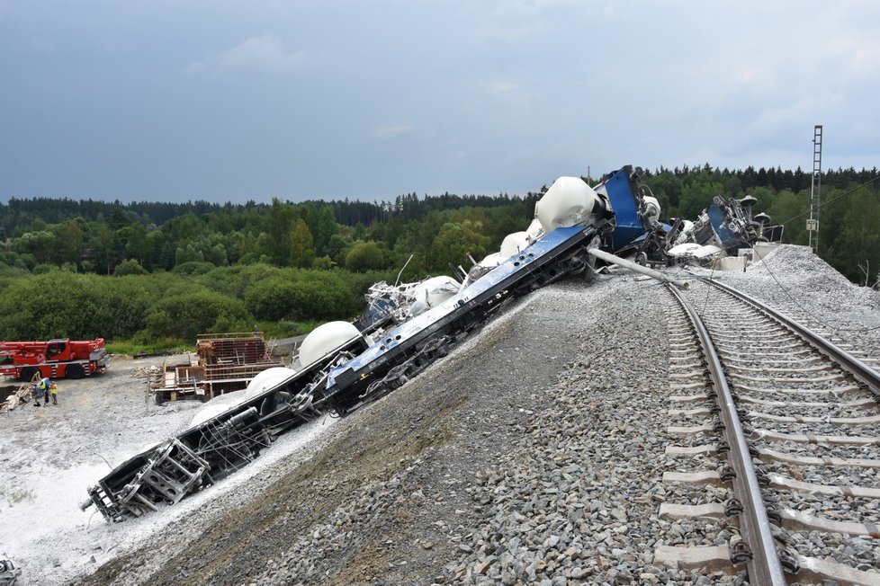 Část vagonů z vlaku, který v neděli odpoledne (28. 7. 2019) vykolejil u Mariánských Lázní, se podařilo v noci na úterý odstranit z kolejí.