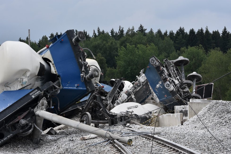 Část vagonů z vlaku, který v neděli odpoledne (28. 7. 2019) vykolejil u Mariánských Lázní, se podařilo v noci na úterý odstranit z kolejí.