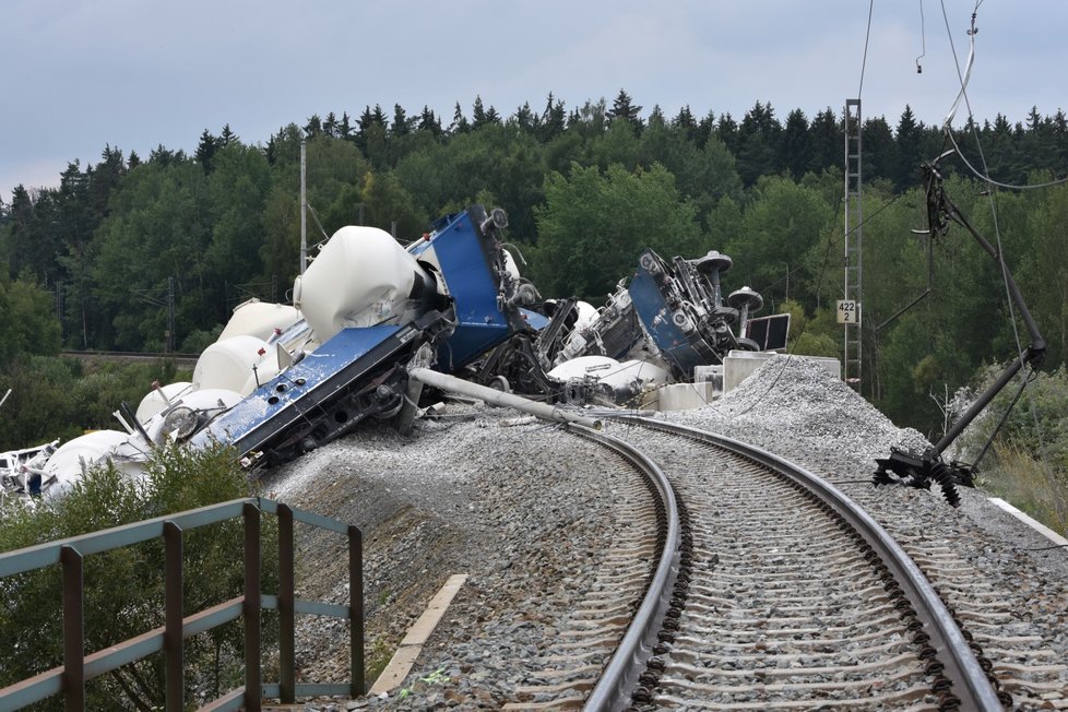 Část vagonů z vlaku, který v neděli odpoledne (28. 7. 2019) vykolejil u Mariánských Lázní, se podařilo v noci na úterý odstranit z kolejí.