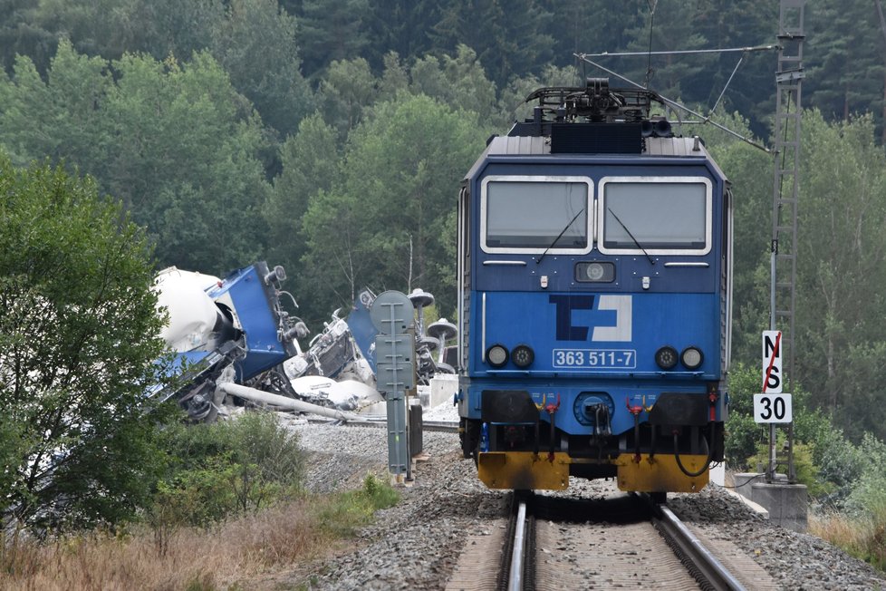 Část vagonů z vlaku, který v neděli odpoledne (28.7.2019) vykolejil u Mariánských Lázní, se podařilo v noci na úterý odstranit z kolejí.