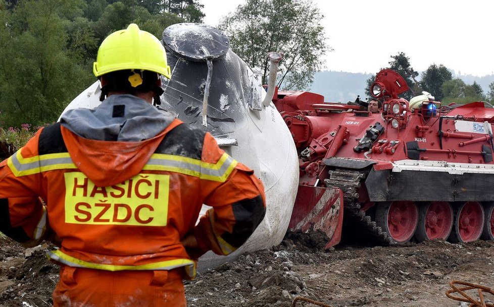 Hasiči již odstranili všechny vagony havarovaného vlaku u Mariánských Lázní.