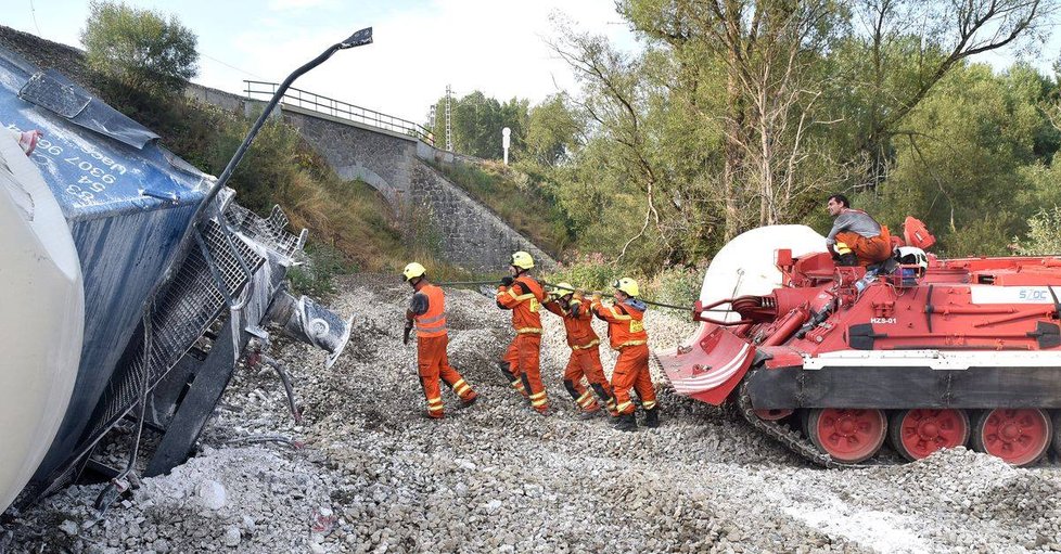 Část vagonů z vlaku, který v neděli odpoledne (28.7.2019) vykolejil u Mariánských Lázní, se podařilo v noci na úterý odstranit z kolejí.