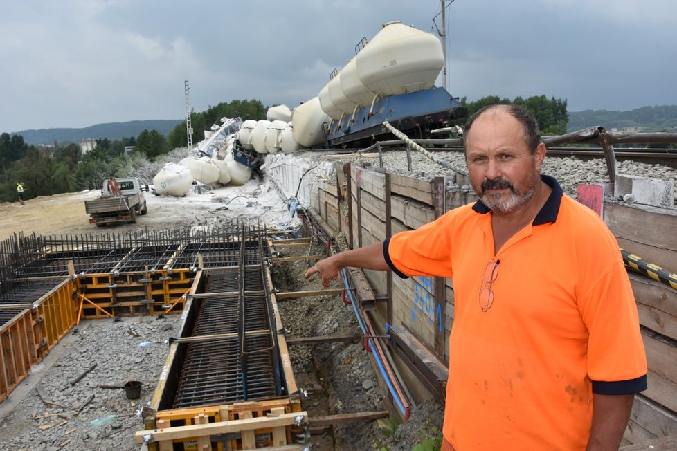 Dělník Nikolaj Zmunčile (56) přežil vlastní smrt. Ukazuje, kde byl, když vlak začal padat z náspu.