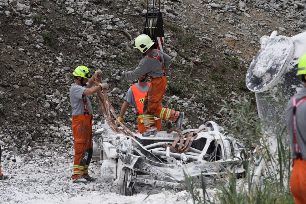 Část vagonů z vlaku, který v neděli odpoledne (28. 7. 2019) vykolejil u Mariánských Lázní, se podařilo v noci na úterý odstranit z kolejí.