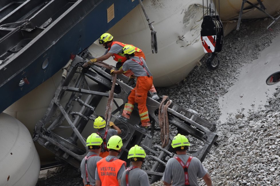 Část vagonů z vlaku, který v neděli odpoledne (28. 7. 2019) vykolejil u Mariánských Lázní, se podařilo v noci na úterý odstranit z kolejí.