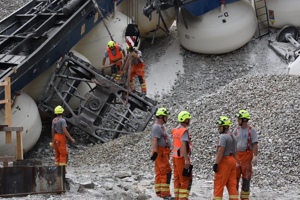 Část vagonů z vlaku, který v neděli odpoledne (28.7.2019) vykolejil u Mariánských Lázní, se podařilo v noci na úterý odstranit z kolejí.