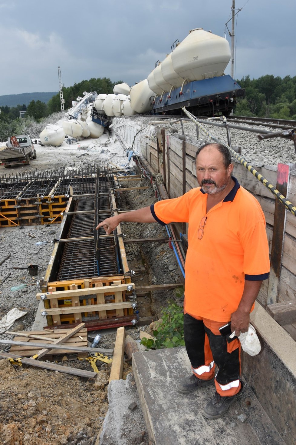 Část vagonů z vlaku, který v neděli odpoledne (28.7.2019) vykolejil u Mariánských Lázní, se podařilo v noci na úterý odstranit z kolejí.