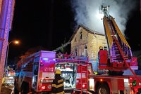 Rozsáhlý noční požár v Mariánských Lázních: Hasiči našli v domě mrtvého člověka!