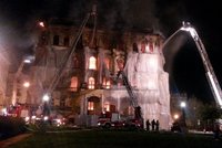 Požár u kolonády: V Mariánských Lázních shořel hotel