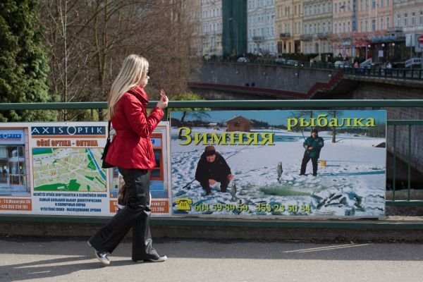 Azbuka jako hlavní jazyk reklamních poutačů musí zmizet z ulic Mariánských lázní.