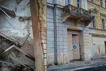 V dlouhodobě opuštěném bývalém hotelu Kavkaz na Goethově náměstí v Mariánských Lázních se zřítil strop.
