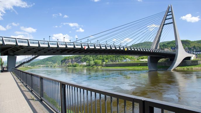 Mariánský most v Ústí nad Labem. Pokud by nějaký strategický zaměstnavatel propouštěl právě v krajském městě, dopady by byly slabší než ve zbytku regionu, protože tam sídlí úřady, státní správa nebo bankovní pobočky.