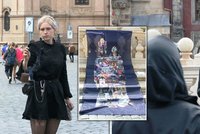 U Mariánského sloupu se objevila vlajka „nebinární Madony“. Vydržela tam jen pár minut, pak zasáhli strážníci