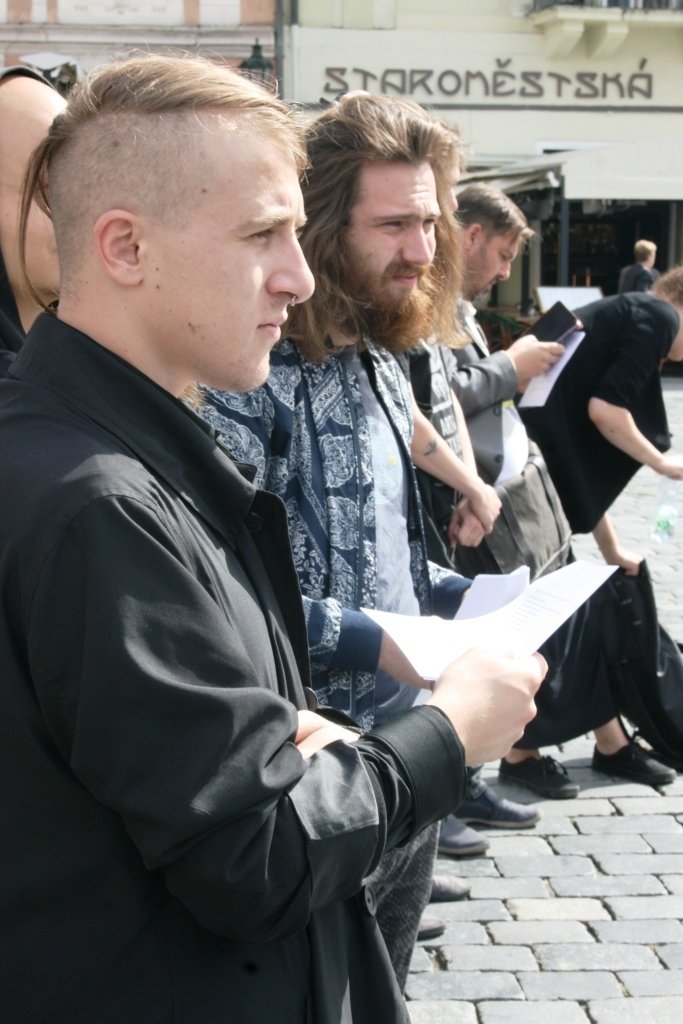 U Mariánského sloupu proběhl happening umělkyně a LGBTQ aktivistky Dariny Alster, která zde rozvinula prapor s tzv. nebinární Madonou.