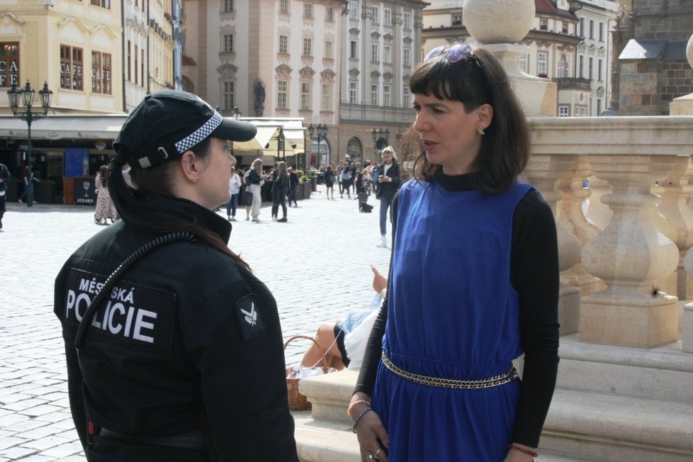 U Mariánského sloupu proběhl happening umělkyně a LGBTQ aktivistky Dariny Alster, která zde rozvinula prapor s tzv. nebinární Madonou.