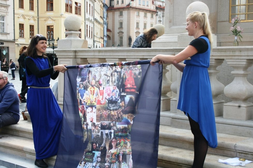 U Mariánského sloupu proběhl happening umělkyně a LGBTQ aktivistky Dariny Alster, která zde rozvinula prapor s tzv. nebinární Madonou.