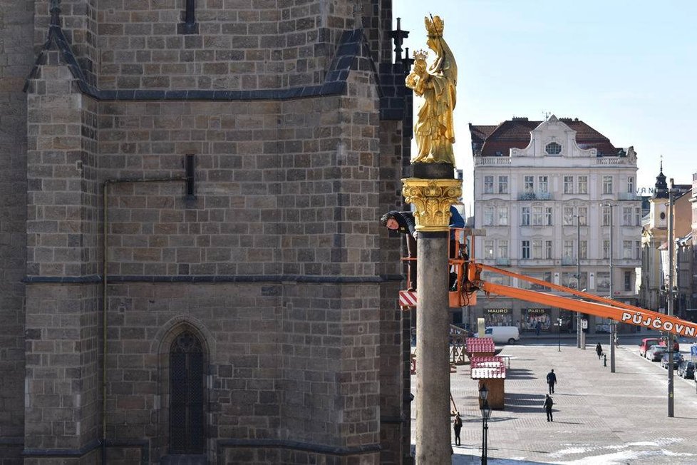 Morový sloup v Plzni čeká oprava, renesanční památku ze 17. století zkoumali restaurátoři.