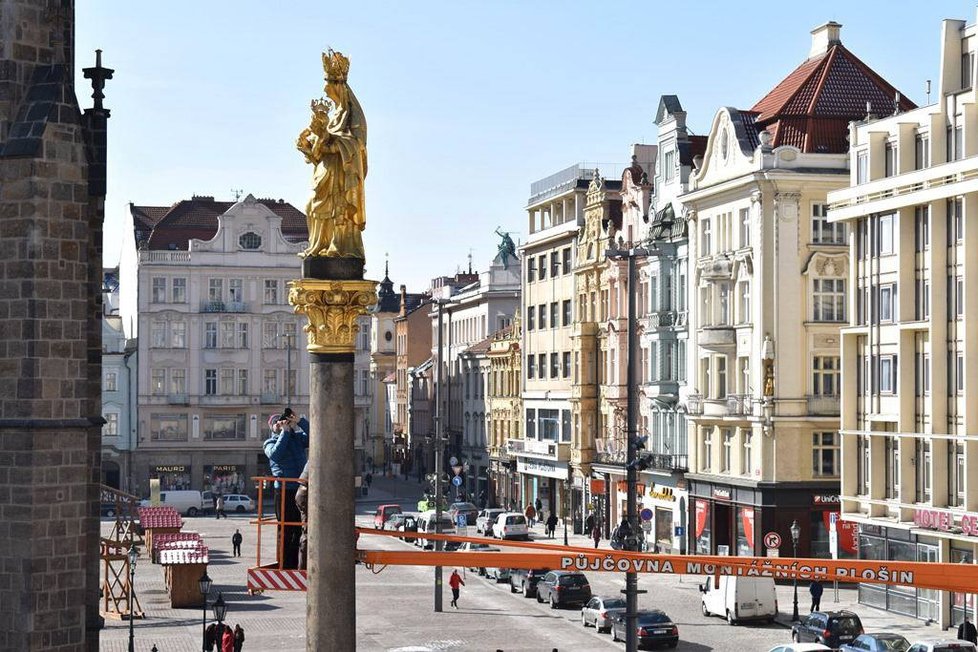 Morový sloup v Plzni čeká oprava, renesanční památku ze 17. století zkoumají restaurátoři.