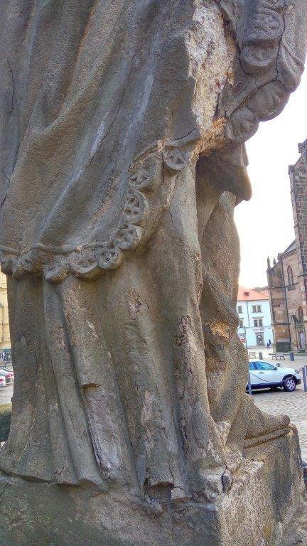 Morový sloup v Plzni čeká oprava, renesanční památku ze 17. století zkoumají restaurátoři.