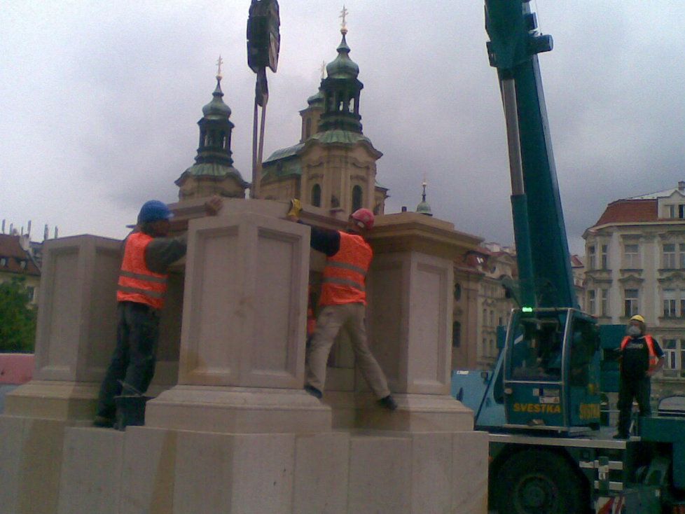 Mariánský sloup na Staroměstském náměstí dokončí dřív. Hotový by měl být už v srpnu. Foto 5. května.