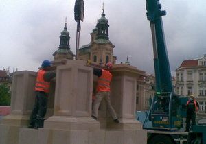 Mariánský sloup na Staroměstském náměstí dokončí dřív. Hotový by měl být už v srpnu. Foto 5. května.