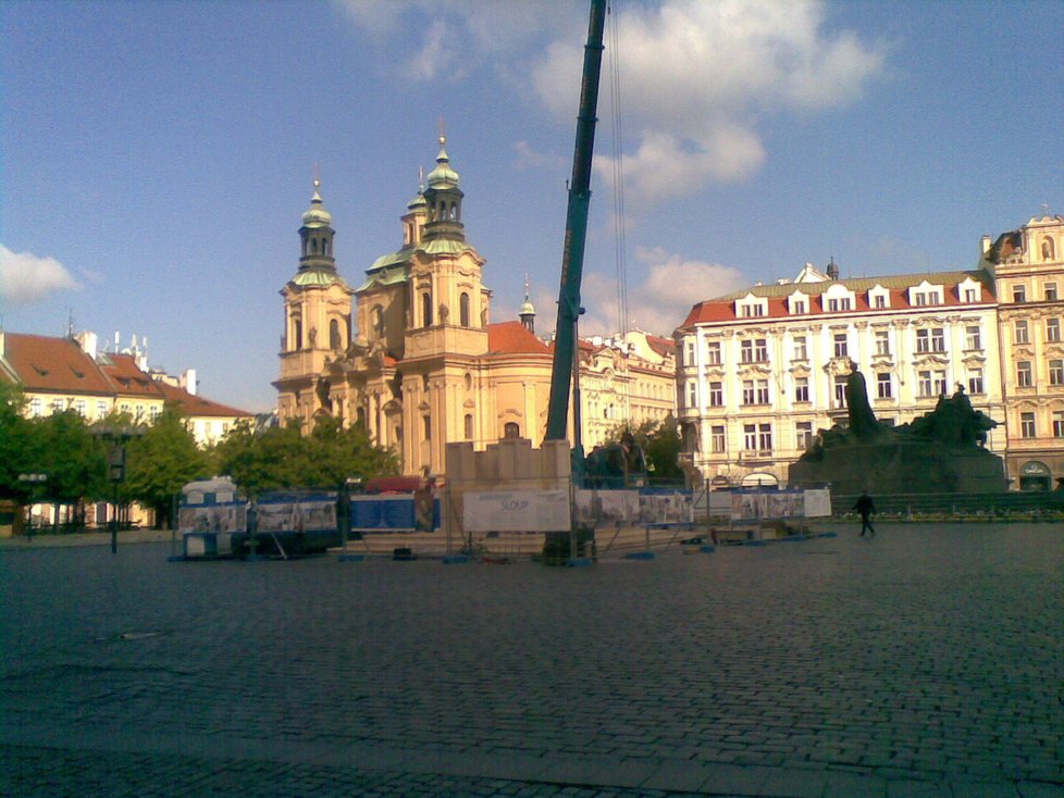 Mariánský sloup na Staroměstském náměstí dokončí dřív. Hotový by měl být už v srpnu. Foto 5. května.